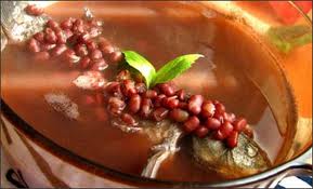 Canh cá diếc nấu đậu đỏ có tác dụng bổ khí tiêu thũng