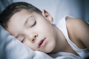 Ở độ tuổi nhi đồng, tỷ lệ thời gian giấc ngủ dao động nhanh của các bé đã giảm xuống
