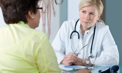 Khi có dấu hiệu bị bệnh trĩ, bạn cần được thăm khám bác sĩ và sớm điều trị