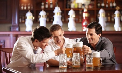 Thói quen uống rượu bia sẽ làm ảnh hưởng đến sức khỏe của bạn