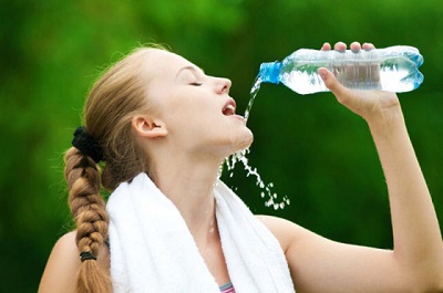 Nên uống nhiều nước để hệ bài tiết hoạt động tốt