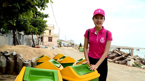 Thí sinh Hoa hậu Việt Nam Lê Trần Ngọc Trân bên cạnh những “thùng rác An Trĩ Vương”