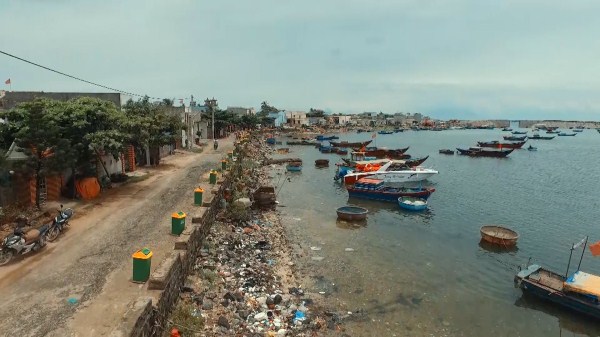 “Thùng rác An Trĩ Vương” được đặt dọc bờ biển huyện đảo Lý Sơn